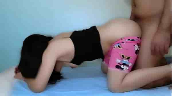 اخ خليجي يدخل علي اخته و يمارس معها سكس محارم خليجي بعد ما يقلعها هدوم النوم