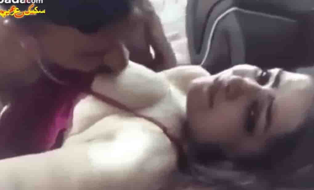 فيديو جنس خليجي لفحل نازل فشخ ف كس بنت جسمها طري