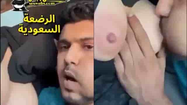 مطلقة خليجية ترضع فحلها داخل سيارته